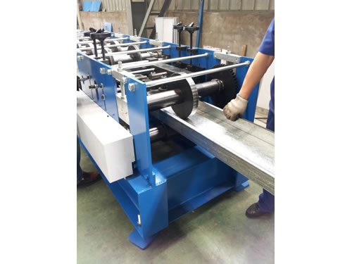 C Purlin pain formant la machine